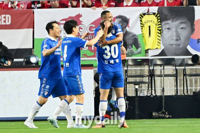 산토스가 19일 오후 경기도 수원월드컵경기장에서 진행되는 OGFC- 수원삼성 블루윙즈 레전드 매치 ‘OGFC: THE LEGENDS ARE BACK’ 경기에서 선제골을 넣은 뒤 기뻐하고 있다.OGFC는 박지성, 리오 퍼디난드, 라이언 긱스, 파트리스 에브라 등 프리미어리그 황금기를 대표하는 레전드들이 축구 콘텐츠·이벤트 제작사 슛포러브와 함께 결성한 신생 독립팀이다./수원월드컵경기장=곽경훈 기자