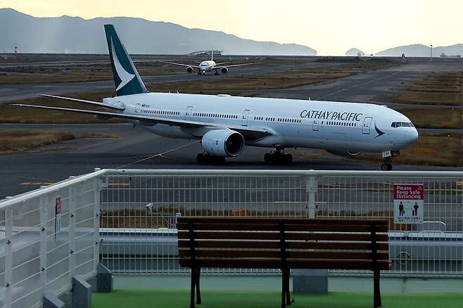 지난해 12월 일본 오사카 간사이 국제공항에 정박한 캐세이퍼시픽 여객기의 모습. 캐세이퍼시픽은 항공유 가격 급등의 여파로, 오는 6월말까지 항공편을 감축하기로 했다.[게티이미지]