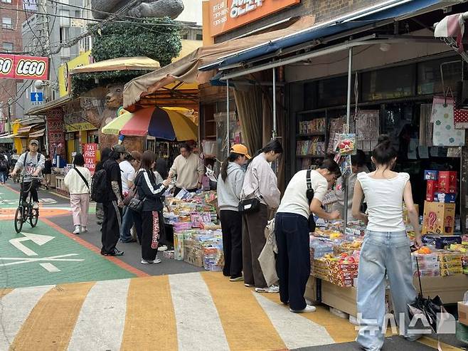 [서울=뉴시스] 김세은 인턴기자= 16일 오후 동대문 완구 매장의 야외 매대가 말랑이로 가득 차있다. 2026.04.16.