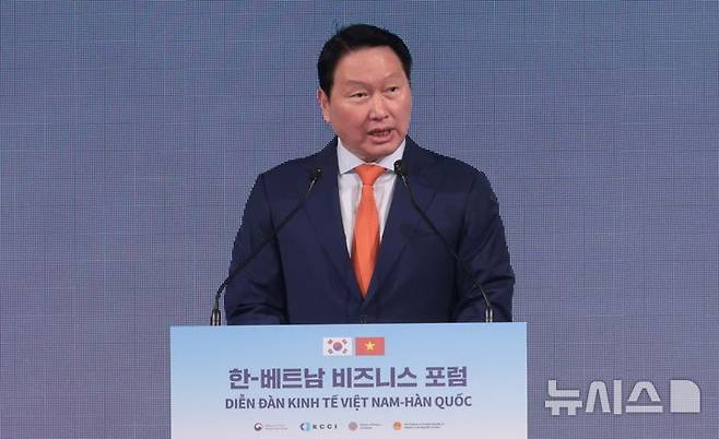 [서울=뉴시스] 청사사진기자단 = 최태원 대한상공회의소 회장이 12일 서울 중구 롯데호텔에서 열린 한-베트남 비즈니스 포럼에서 개회사를 하고 있다. 2025.08.12. photo@newsis.com