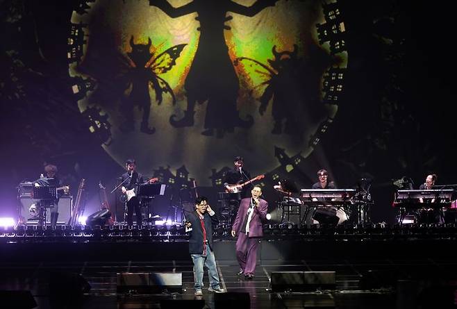 [서울=뉴시스] 이적·김진표 '패닉'. (사진 = 뮤직팜 엔터테인먼트 제공) 2026.04.19 photo@newsis.com *재판매 및 DB 금지