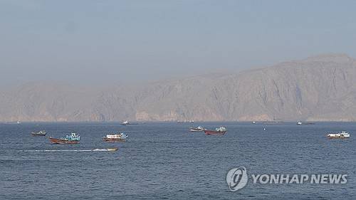 오만 앞바다 호르무즈 해협의 선박들 [로이터 연합뉴스 자료사진]