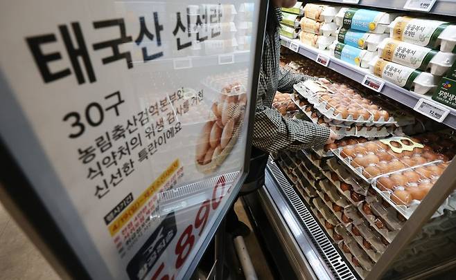 마트에서 판매되는 '태국산 신선란' 마트에서 판매되는 '태국산 신선란'     (서울=연합뉴스) 김주형 기자 = 정부가 계란 수급 안정을 위해 수입한 태국산 신선란이 19일 서울의 한 마트에서 판매되고 있다.     농림축산식품부는 이달 말까지 9차례에 걸쳐 들여와 순차적으로 시중에 공급할 예정이라고 밝혔다. 가격은 한 판(30구)에 5천890원으로, 국내 계란 평균 소매가보다 약 15% 저렴한 수준이다. 2026.4.19     kjhpress@yna.co.kr (끝)   <저작권자(c) 연합뉴스, 무단 전재-재배포, AI 학습 및 활용 금지>