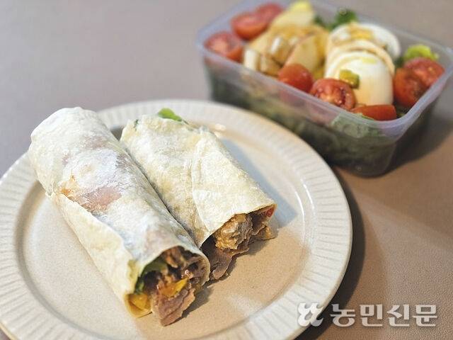 4일차 : 토르티야를 팬에 구워 불고기와 싱싱한 채소를 넣은 부리토.