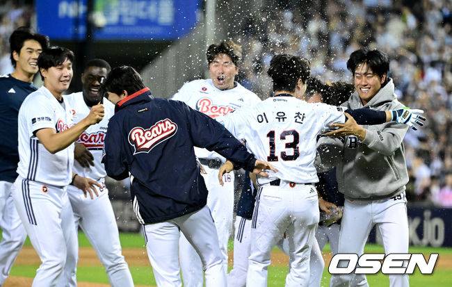 [OSEN=잠실, 최규한 기자] 18일 오후 서울 잠실야구장에서 ‘2026 신한 SOL KBO리그’ 두산 베어스와 KIA 타이거즈의 경기가 열렸다. 끝내기 안타를 터트린 두산 이유찬이 동료들의 축하를 받고 있다. 2026.04.18 / dreamer@osen.co.kr