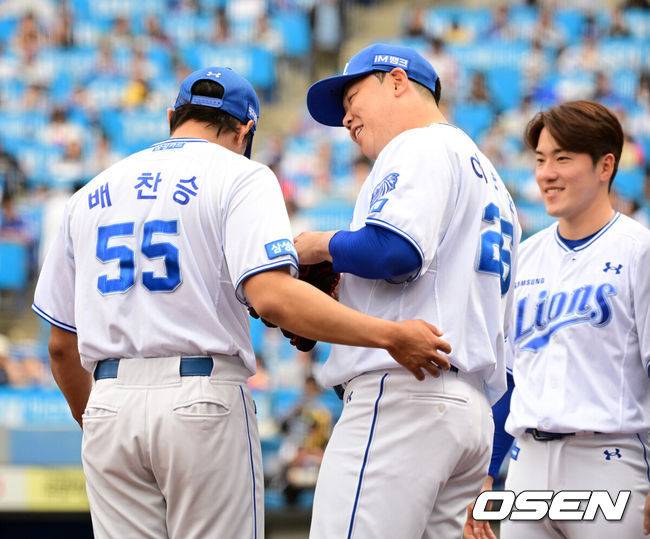 [OSEN=대구, 지형준 기자] 18일 대구삼성라이온즈파크에서 2026 신한 SOL KBO리그 삼성 라이온즈와 LG 트윈스의 경기가 열렸다.7연승에 도전하는 삼성은 잭 오러클린, LG는 임찬규가 선발로 나섰다.6회초 2사 만루에서 삼성 이승현이 LG 신민재를 2루 땅볼로 처리하며 배찬승과 기뻐하고 있다. 2026.04.18&nbsp;/ jpnews@osen.co.kr