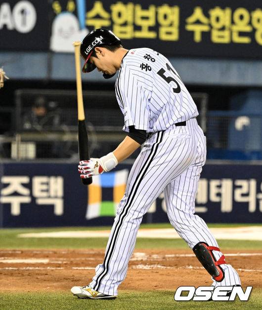 [OSEN=잠실, 이대선 기자] 프로야구 LG 트윈스가 롯데 자이언츠를 꺾고 8연승을 질주했다.  LG는 14일 서울 잠실구장에서 열린 2026 KBO리그 롯데와 시즌 첫 '엘롯라시코'에서 2-1 한 점 차 승리를 거뒀다. 1-1 동점인 8회 오스틴의 결승 솔로 홈런이 터지면서 '연승'을 8까지 늘렸다. 4회말 무사 1루에서 LG 홍창기가 헛스윙에 아쉬워하고 있다. 2026.04.14 /sunday@osen.co.kr