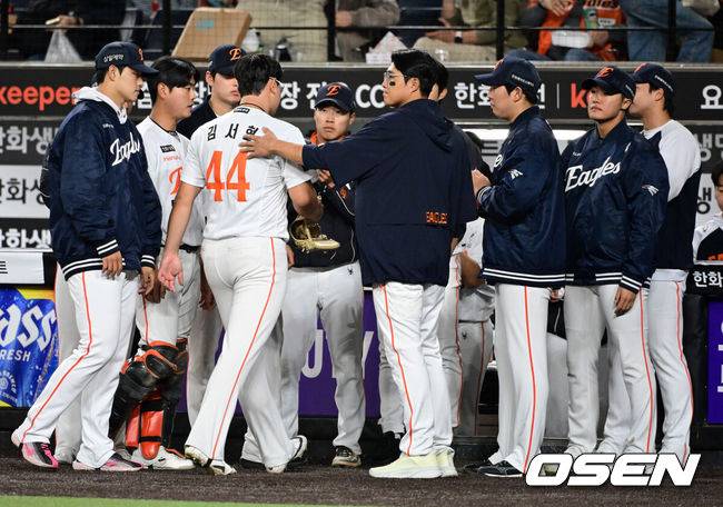 [OSEN=대전, 지형준 기자] 프로야구 삼성 라이온즈가 한화 이글스를 잡고 4연승을 질주했다. 박진만 감독이 이끄는 삼성은 14일 대전 한화생명 볼파크에서 열린 2026 신한 SOL KBO리그 한화와의 원정경기에서 6-5로 승리했다. 이날 승리로 4연승을 질주한 삼성은 시즌 전적 9승4패1무를 만들었다. 4연패에 빠진 한화는 6승8패가 됐다.9회초 2사 만루에서 한화 김서현이 삼성 이해승에게 밀어내기 볼넷으로 역전을 허용하며 교체되고 있다. 2026.04.14&nbsp;/ jpnews@osen.co.kr