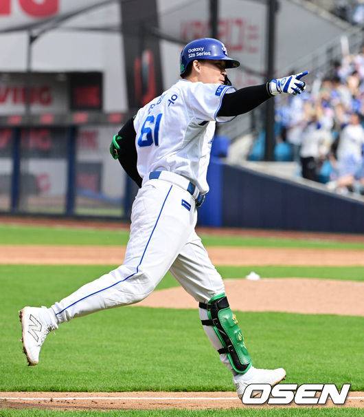 [OSEN=대구, 지형준 기자] 18일 대구삼성라이온즈파크에서 2026 신한 SOL KBO리그 삼성 라이온즈와 LG 트윈스의 경기가 열렸다.7연승에 도전하는 삼성은 잭 오러클린, LG는 임찬규가 선발로 나섰다.4회말 1사 1,2루에서 삼성 전병우가 우월 스리런포를 날리며 기뻐하고 있다. 2026.04.18&nbsp;/ jpnews@osen.co.kr