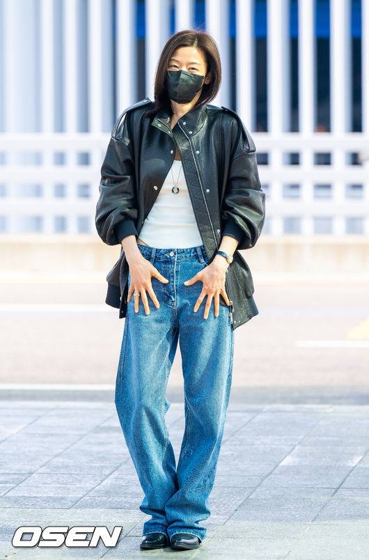 가죽 재킷과 데님을 매치한 담백한 공항 룩