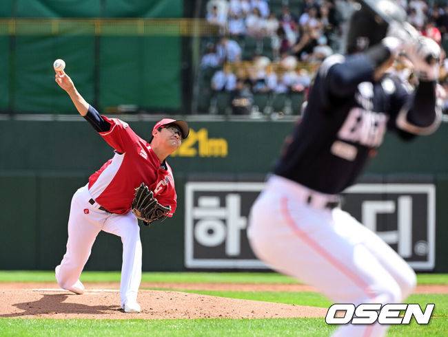 [OSEN=부산, 지형준 기자] 19일 부산 사직야구장에서 2026 신한 SOL KBO리그 롯데 자이언츠와 한화 이글스의 경기가 열렸다.롯데는 박세웅, 한화는 에르난데스가 선발로 나섰다.1회 롯데 박세웅이 역투하고 있다. 2026.04.19&nbsp;/ jpnews@osen.co.kr