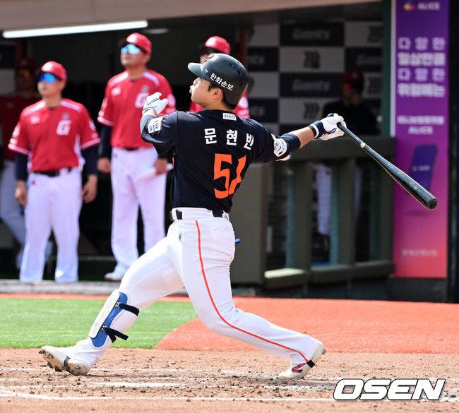 [OSEN=부산, 지형준 기자] 19일 부산 사직야구장에서 2026 신한 SOL KBO리그 롯데 자이언츠와 한화 이글스의 경기가 열렸다.롯데는 박세웅, 한화는 에르난데스가 선발로 나섰다.3회초 2사에서 한화 문현빈이 우월 솔로포를 날리고 있다. 2026.04.19&nbsp;/ jpnews@osen.co.kr