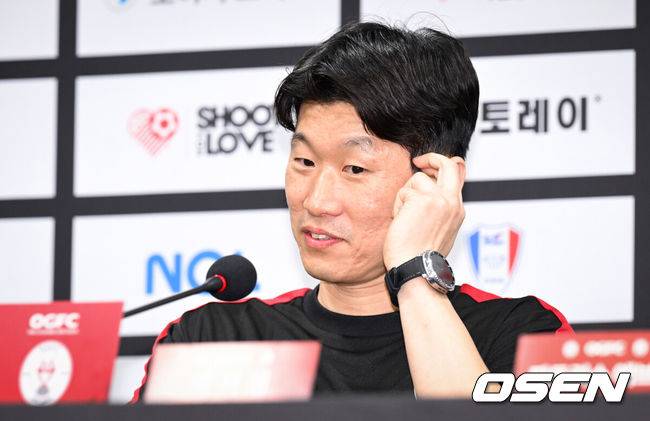 [OSEN=수원, 조은정 기자]OGFC와 수원삼성 블루윙즈 레전드 매치 ‘OGFC: THE LEGENDS ARE BACK’이 19일 수원월드컵경기장에서 열린다.OGFC는 박지성, 리오 퍼디난드, 라이언 긱스, 파트리스 에브라 등 프리미어리그 황금기를 대표하는 레전드들이 축구 콘텐츠·이벤트 제작사 슛포러브와 함께 결성한 신생 독립팀이다.OGFC 박지성이 취재진의 질문을 듣고 있다. 2026.04.19 /cej@osen.co.kr