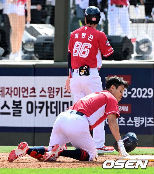 [OSEN=부산, 지형준 기자] 19일 부산 사직야구장에서 2026 신한 SOL KBO리그 롯데 자이언츠와 한화 이글스의 경기가 열렸다.롯데는 박세웅, 한화는 에르난데스가 선발로 나섰다.4회말 1사 1루에서 롯데 전준우가 우전 안타를 날리고 2루로 향하다 귀루하며 한화 채은성에 태그아웃 당하고 있다. 2026.04.19&nbsp;/ jpnews@osen.co.kr