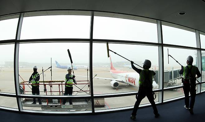 인천국제공항 제1여객터미널에서 인천국제공항공사 작업자들이 봄맞이 유리 외벽 대청소를 하고 있다. 인천국제공항공사는 매년 봄 여객터미널과 접근도로 등 공항 주요 시설에 대한 환경정비를 진행한다.