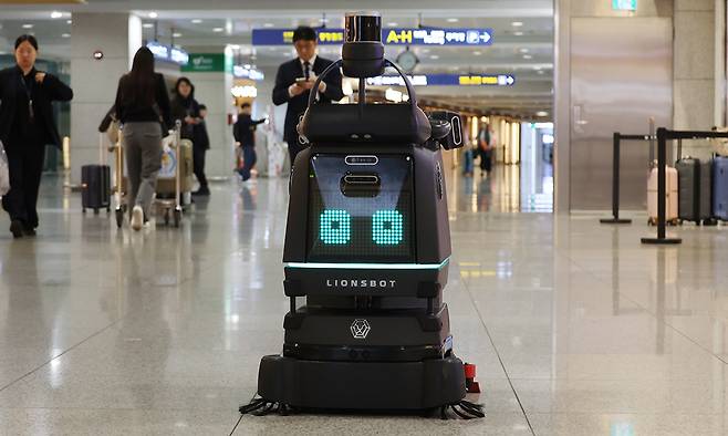 로봇 청소기가 인천국제공항 교통센터를 돌아다니며 청소하고 있다. 총 17대가 운영되고 있다.
