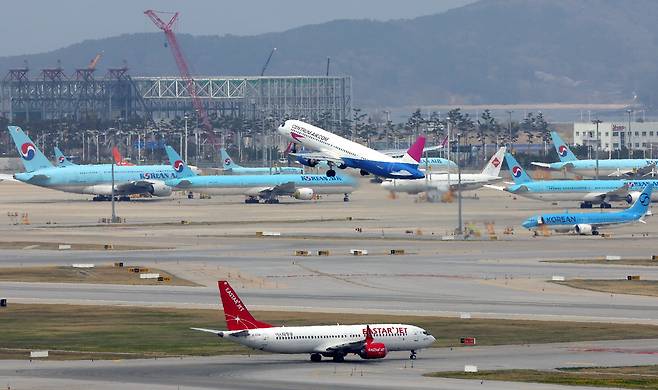 중동발 에너지 충격 여파로 유럽에 남은 항공유가 6주 치에 불과하고 항공편 취소 사태까지 직면할 수 있다는 경고가 나온 가운데 17일 인천공항 활주로에서 비행기가 이륙하고 있다.