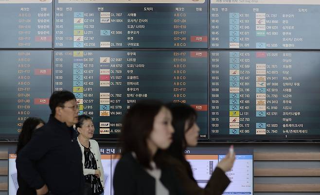 중동발 에너지 충격 여파로 유럽에 남은 항공유가 6주 치에 불과하고 항공편 취소 사태까지 직면할 수 있다는 경고가 나온 가운데 17일 인천공항 전광판에 출발 항공기들이 보이고 있다.