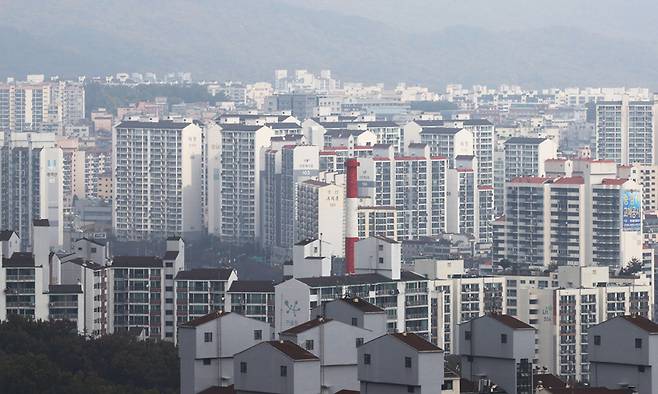 서울 강북구 북서울꿈의숲에서 바라본 도봉구 아파트 단지 모습. 뉴스1