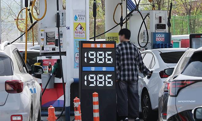 19일 서울 만남의광장 주유소 앞에 휘발유 가격이 게시돼 있다. 한국석유공사 유가정보시스템 오피넷에 따르면 이날 전국 주유소 휘발유 평균 판매가는 전날보다 0.42원 오른 ℓ당 2,001.93원을 기록하고 있다. 연합뉴스