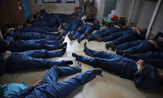 법무부는 지난 15일 경기 안양시 동안구 안양교도소에서 제2차 교정시설 현장 진단을 실시했다. 이번 현장 진단은 안양교도소의 노후 시설과 열악한 수용 환경을 점검하고 과밀수용 해소 및 시설 개선 방안을 모색하기 위해 법무부 장관과 법조기자단이 직접 수용생활을 수행하는 프로그램으로 진행됐다. 사진은 이날 실시된 교정시설 현장 진단에서 수용복을 착용한 법조기자단이 수용자의 하루 일과를 직접 체험하는 모습. 법무부 제공