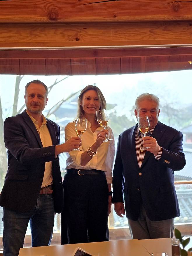 오른쪽부터 프로방스와인협회 에릭 파스토리노 대표, 캐롤 갱사르 마케팅·커뮤니케이션 최고책임자, 브리스 에마르 최고경영책임자. 최현태 기자