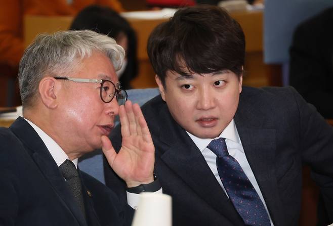 대화하는 조응천-이준석 - 2024년 1월 14일 국회 의원회관에서 열린 미래대연합(가칭) 창당준비위원회 출범식에서 조응천 공동추진위원장과 이준석 개혁신당(가칭) 정강정책위원장이 대화하고 있다. 연합뉴스