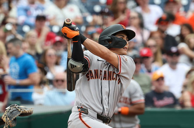 샌프란시스코 자이언츠 이정후가 19일(한국시간) 미국 워싱턴 DC 내셔널스파크에서 열린 2026 미국 프로야구 메이저리그(MLB) 방문경기 워싱턴 내셔널스전에서 2회초 안타를 날리고 있다. 2026.4.18 워싱턴 AP 연합뉴스