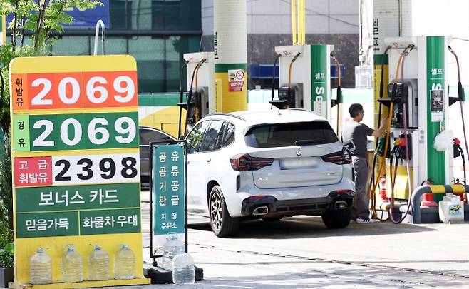 전국 평균 휘발유 가격이 리터당 2000원을 넘어선 가운데 19일 서울의 한 주유소에 유가 정보가 표시돼 있다. 이날 오전 9시 기준 휘발유 전국 평균 가격은 리터당 2000.93원, 경유 평균 가격은 1995.62원으로 집계됐다. 2026.4.19. 뉴스1