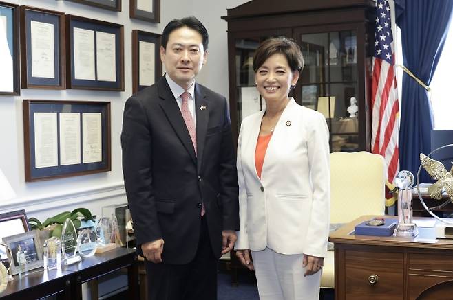 ‘동아태 소위원장’ 영 김 하원의원 만난 국민의힘 장동혁 대표 - 미국을 방문 중인 장동혁 국민의힘 대표가 14일(현지시간) 워싱턴DC 동아태 소위원장인 한국계 영 김 하원의원 집무실에서 김 하원의원과 기념 촬영하고 있다. 2026.4.16 국민의힘 제공