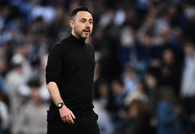 토트넘 홋스퍼의 로베르토 데제르비 감독이 19일 EPL 33라운드 브라이턴 앤드 호브 앨비언과의 홈 경기에서 선수들에게 지시를 하고 있다. 로이터연합뉴스