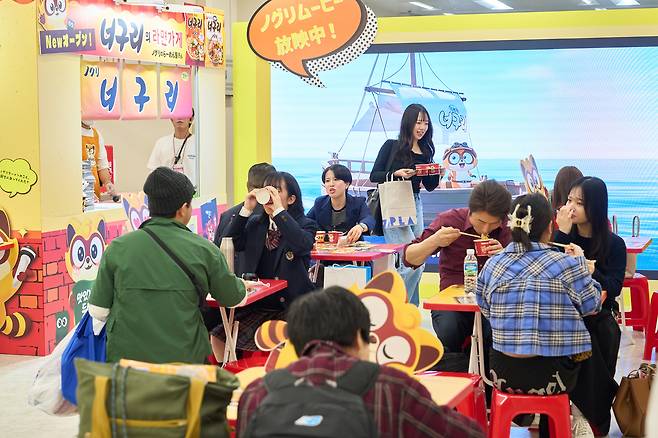 16일 일본 도쿄 이케부쿠로 선샤인시티에서 열린 ‘2026 코리아 엑스포’ 내 농심 부스에서 방문객들이 라면을 시식하고 있다. 사진 제공=농심