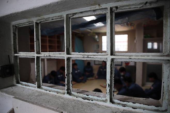 15일 안양교도소 혼거실에서 취재진이 과밀 수용 체험을 하고 있다. 사진제공=법무부