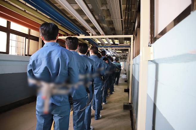 15일 경기 안양교도소에서 실시된 교정시설 현장 진단에서 수용복을 착용한 법조기자단이 수용자의 하루 일과를 직접 체험하고 있다. 사진제공=법무부