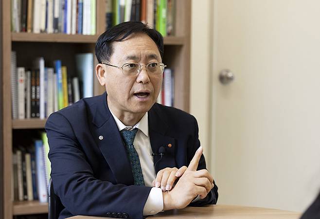 외환 전문가인 김대종 세종대 경영학부 교수는 “현재 외환보유고 규모와 국가부채 비중, 한미·한일 통화스와프 현황으로 볼 때 한국 경제가 직면한 제2의 외환위기 발생 가능성은 30% 내외로 추산된다”고 말했다. 지호영 기자