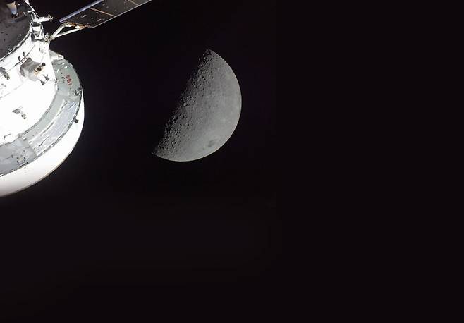 NASA가 4월 7일 배포한 이 사진은 4월6일 아르테미스 2호의 오리온 우주선(왼쪽)과 달의 표면(오른쪽)을 보여준다.