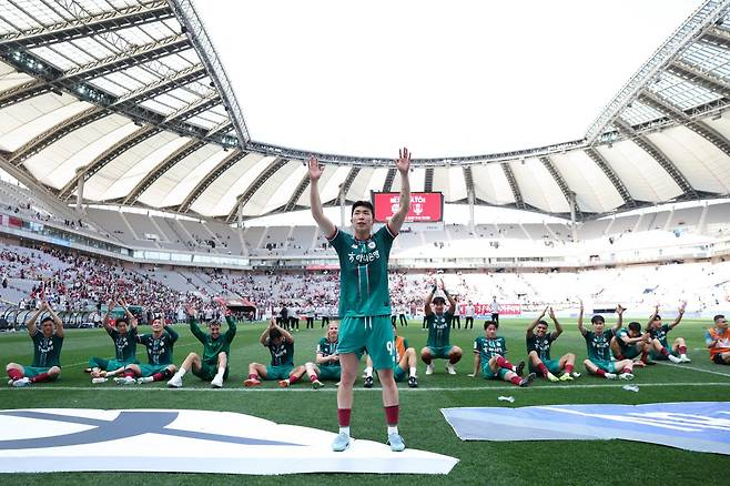 대전하나 유강현이 18일 서울월드컵경기장에서 열린 서울과 K리그1 원정경기에서 시즌 첫골을 터트리며 3연패 탈출을 이끈 뒤 원정팬들에게 인사하고 있다. 사진제공｜한국프로축구연맹