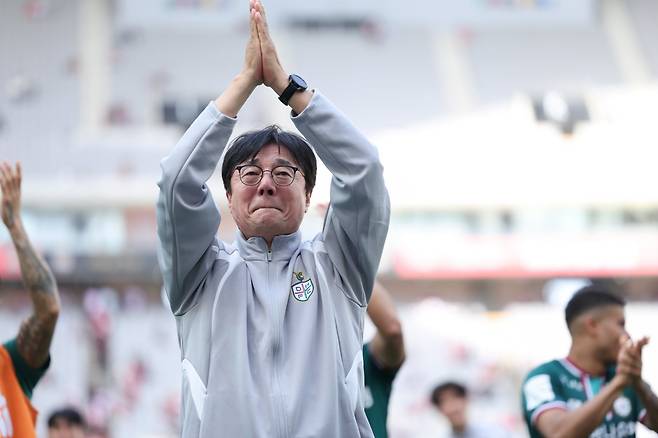 황선홍 대전하나 감독이 18일 서울월드컵경기장에서 열린 서울과 K리그1 원정경기를 승리하며 K리그 감독 200승을 완성한 뒤 감격한 표정으로 팬들에 인사하고 있다. 사진제공｜한국프로축구연맹
