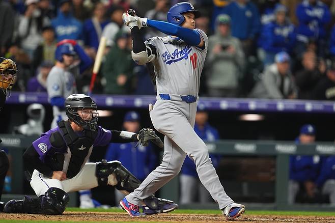 다저스 오타니 쇼헤이(오른쪽)가 19일 쿠어스필드서 열린 콜로라도전 9회초 우전안타를 쳐내며 50연속경기 출루 행진을 이어갔다. 덴버｜AP뉴시스