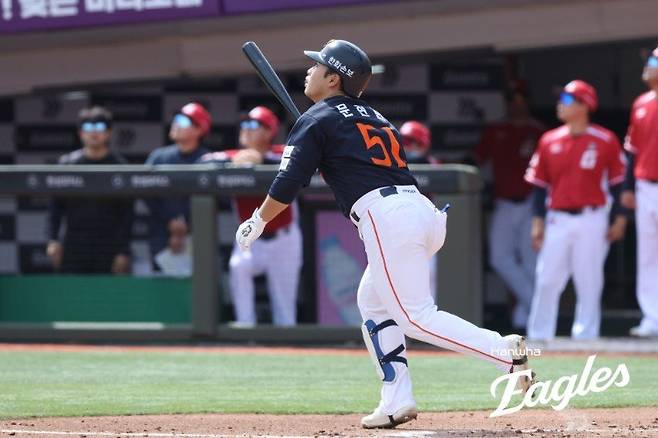 한화 문현빈이 19일 사직 롯데전서 3회초 솔로포를 친 뒤 타구를 바라보고 있다. 사진제공｜한화 이글스