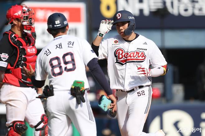 두산 박준순이 19일 잠실구장서 열린 KIA전서 홈런을 친 뒤 기뻐하고 있다. 사진제공｜두산 베어스
