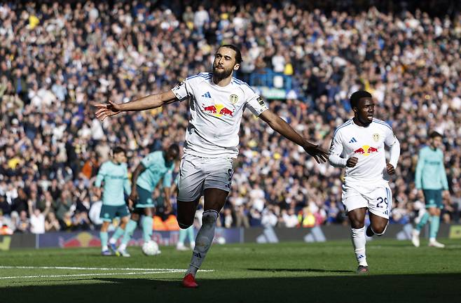 리즈 유나이티드의 도미닉 칼버트-루윈이 세 번째 골을 넣고 기뻐하고 있다. 로이터연합뉴스