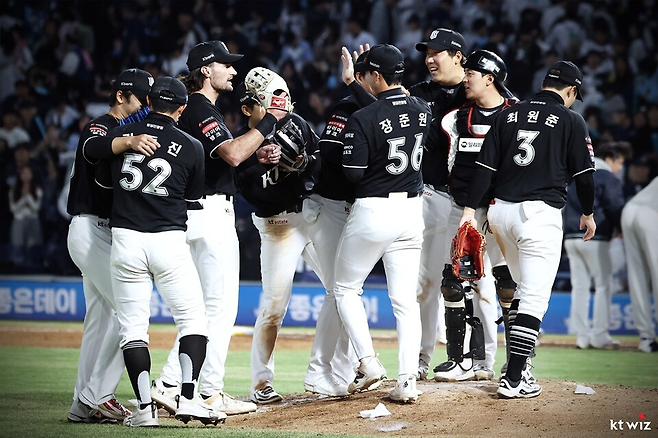KT 위즈 선수들이 승리 뒤 기뻐하고 있다. KT 위즈 제공