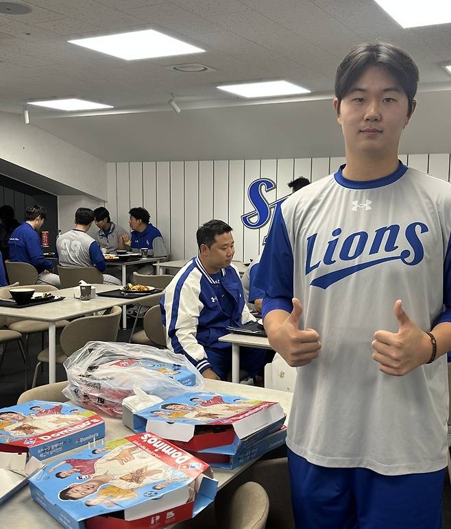 ▲ 첫 승 기념 피자를 쏜 장찬희(오른쪽) ⓒ삼성 라이온즈