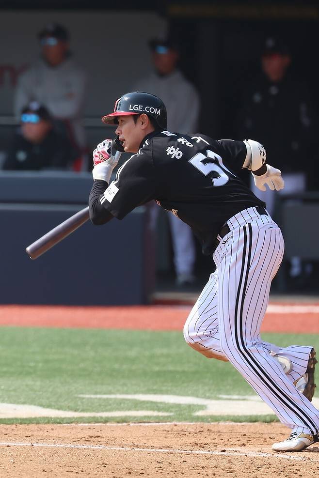 ▲ LG 트윈스 외야수 홍창기가 시즌 초반 극심한 타격 부진을 겪고 있다. 염경엽 LG 감독은 19일 대구 삼성 라이온즈전 선발 라인업에서 홍창기의 이름을 제외했다. 4경기 정도 휴식을 주며 재정비할 시간을 부여하겠다고 밝혔다. ⓒLG 트윈스