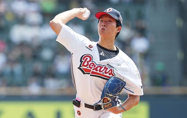 ▲ 6이닝 2실점 호투로 시즌 3승째를 거둔 두산 선발 최민석 ⓒ연합뉴스