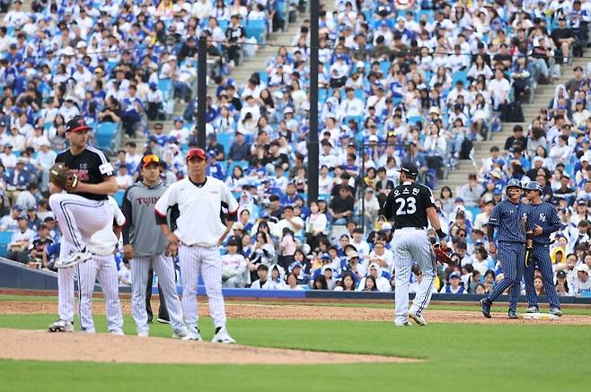 ▲ 류지혁(오른쪽에서 두 번째)이 앤더스 톨허스트(왼쪽)를 걱정스러운 표정으로 쳐다보고 있다. 톨허스트는 류지혁의 타구에 엉덩이를 맞은 뒤 몸 상태를 점검 중이다. ⓒ삼성 라이온즈