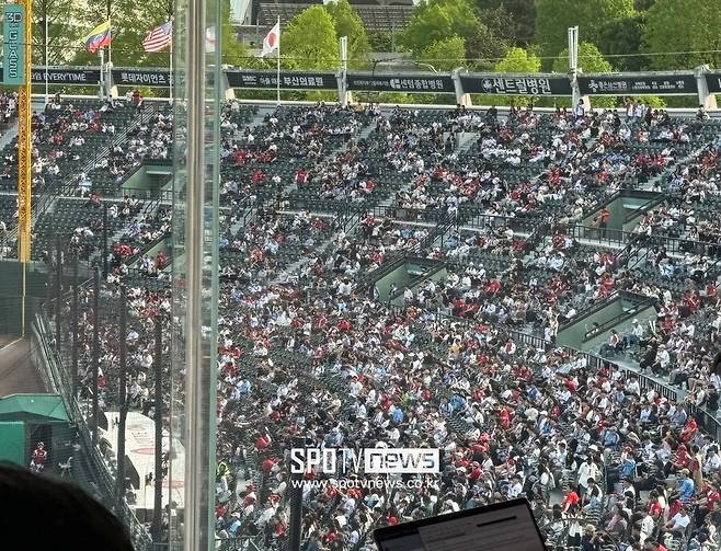 ▲ 경기 막판 텅텅 빈 사직구장의 1루 관중석