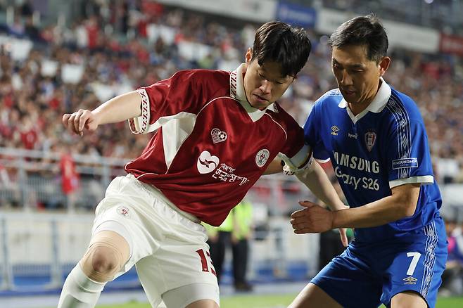 ▲ 19일 수원월드컵경기장에서 수원삼성 레전드와 박지성을 중심으로 한 OGFC의 이벤트 매치가 열렸다. 그 시절 수원의 전설과 해외축구를 수놓았던 레전드들의 맞대결 결과 산토스의 결승골에 빛난 수원 레전드가 1-0으로 이겼다. ⓒ 연합뉴스