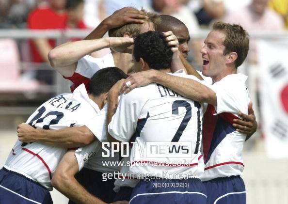 ▲ 2002 Aktion Einzelaktion Einzeln Freisteller Frontansicht Fussball Ganzfigur Hochformat Laenderspiel Maenner Nationalmannschaft WM Suedkorea; Action Single Action Individual Cut Out Front View Soccer Football International Match Men National Squad Team